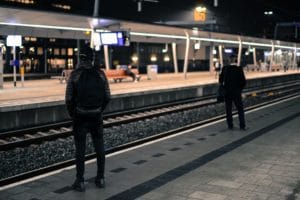 Negen van de tien vrouwen voelen zich onveilig op stations