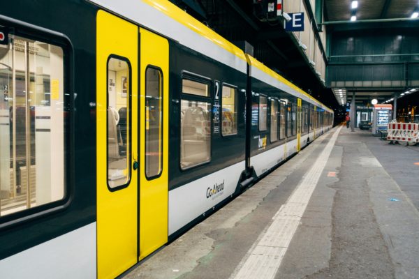 Gele en witte trein op station