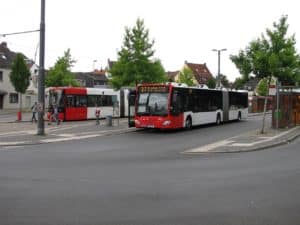 Tiener steelt lijnbus In Bremen en haalt passagiers op